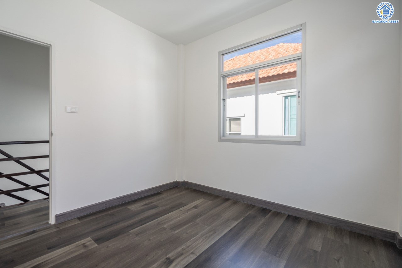 บ้านมือสองตกแต่งใหม่ ม.ปารวีร์ เพชรเกษม63 บ้านแฝดฟังก์ชันระดับบ้านเดี่ยว เนื้อที่ 36 ตร.ว. ฟังก์ชัน 3 ห้องนอน 2 ห้องน้ำ 1 ที่จอดรถ บนพื้นที่ใช้สอย 133 ตร.ม. ทำเลศักยภาพ เชื่อมต่อหลายเส้นทาง ใกล้เดอะมอลล์บางแค จุดขึ้นทางด่วน "พระราม2" และรถไฟฟ้าสายสีน้ำเงิน "สถานีหลักสอง"